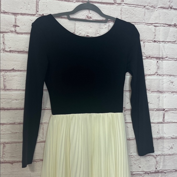 KNT By Kova And T Accordion Pleat Gown in Black & White NWT Medium - Picture 3 of 11